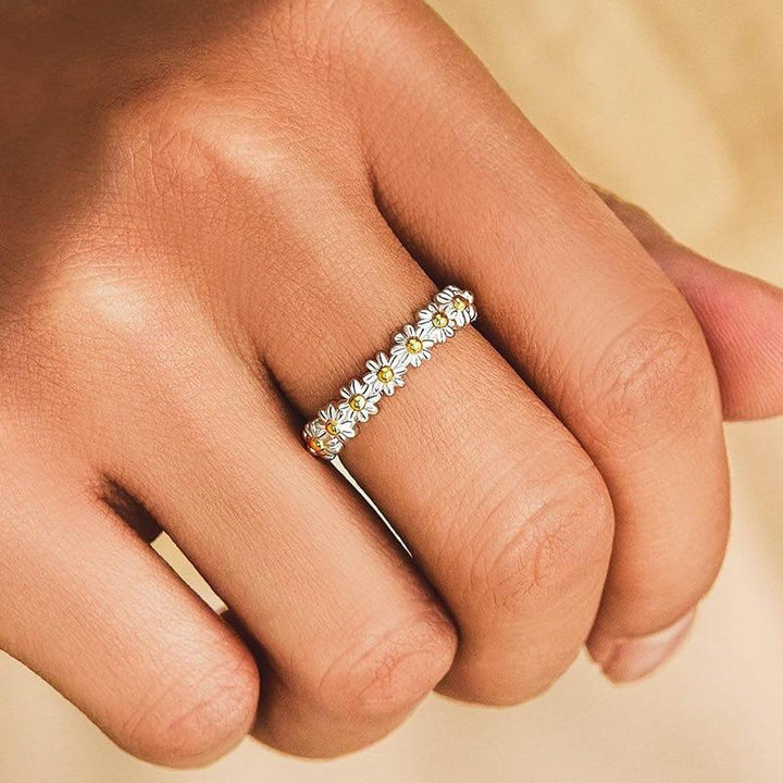 Anillo ajustable de plata con margarita
